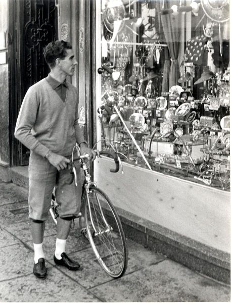 39_1963-03-06 - Bahamontes frente a una tienda de damasquinado