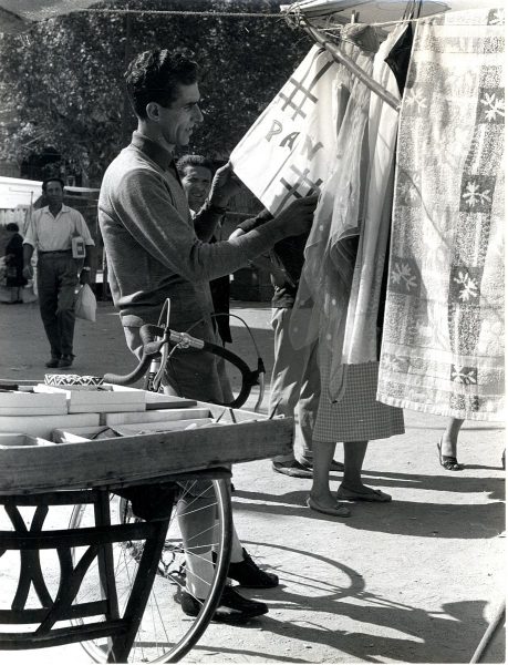 40_1963-03-06 - Bahamontes examinando un puesto del Martes