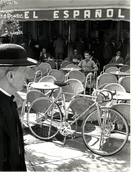 41_1963-03-06 - Bahamontes sentado en la terraza del Café Español