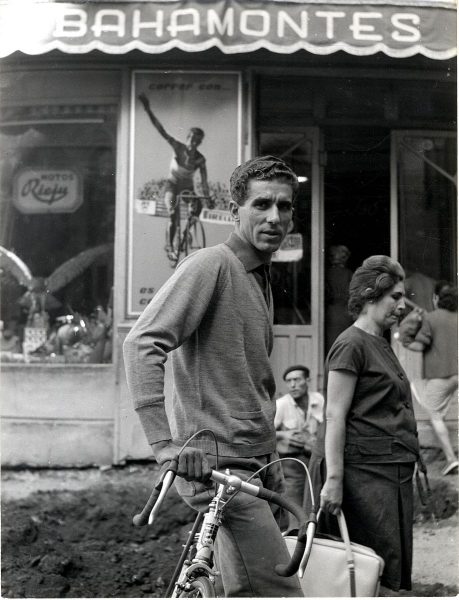 42_1963-03-06 - Bahamontes frente a su tienda de bicicletas en Toledo