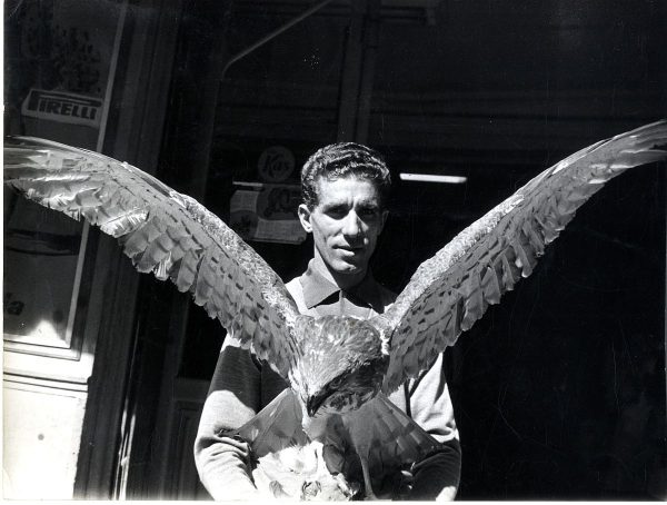 43_1963-03-06 - Bahamontes con un águila disecada