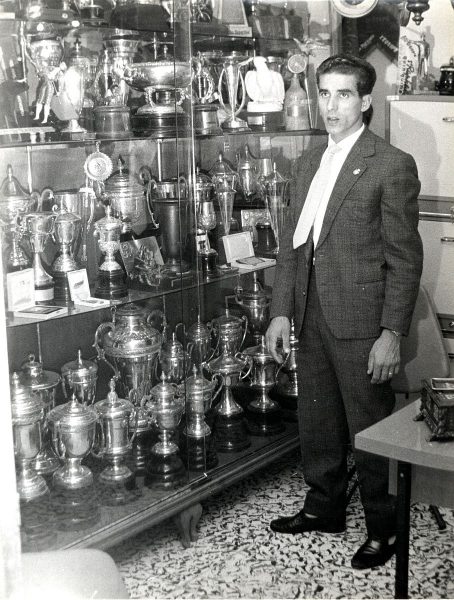 45_1963-03-06 - Bahamontes en su tienda rodeado de sus trofeos