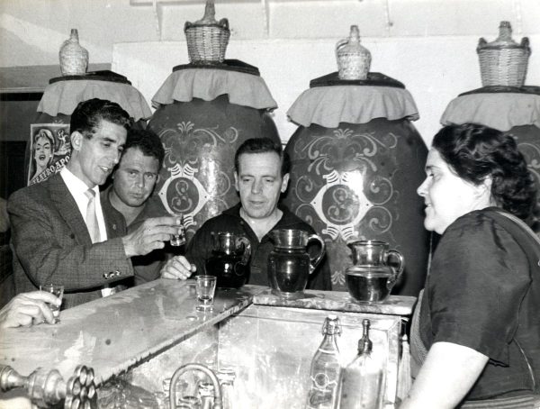 46_1963-03-06 - Bahamontes tomando vinos en una taberna