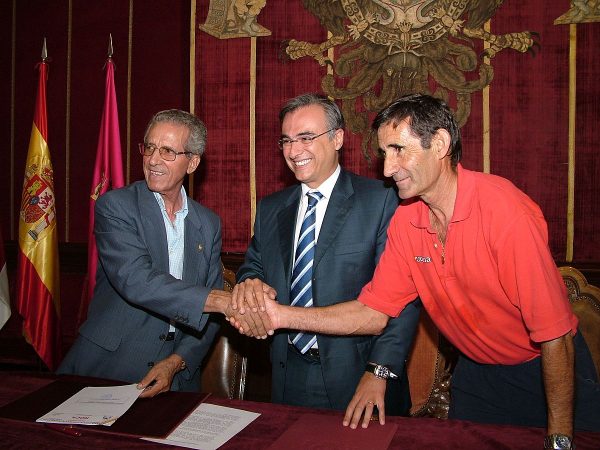 52_2003-07-06 - Firma de convenio de financiación de la Vuelta Ciclista a Toledo 2003, junto al alcalde José Manuel Molina y al concejal Fernando Fernández Gaitán