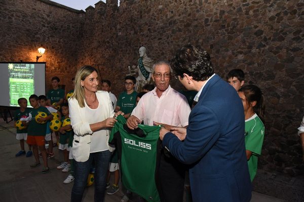53_2015-07-09 - Bahamontes con la alcaldesa Milagros Tolón y Fernando Collado, en la campaña de abonados del Club Deportivo Toledo