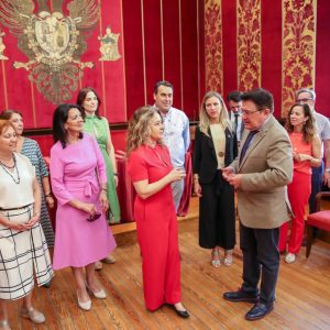 lcaldes y alcaldesas de las Red de Ciudades y Pueblos Alfonsíes visitan el Ayuntamiento y la exposición del VIII Centenario