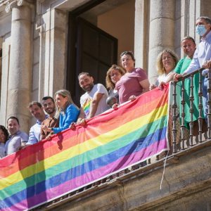 oledo arranca la celebración de la semana ‘Toledo Entiende’ con el despliegue de la bandera arcoíris en el Ayuntamiento