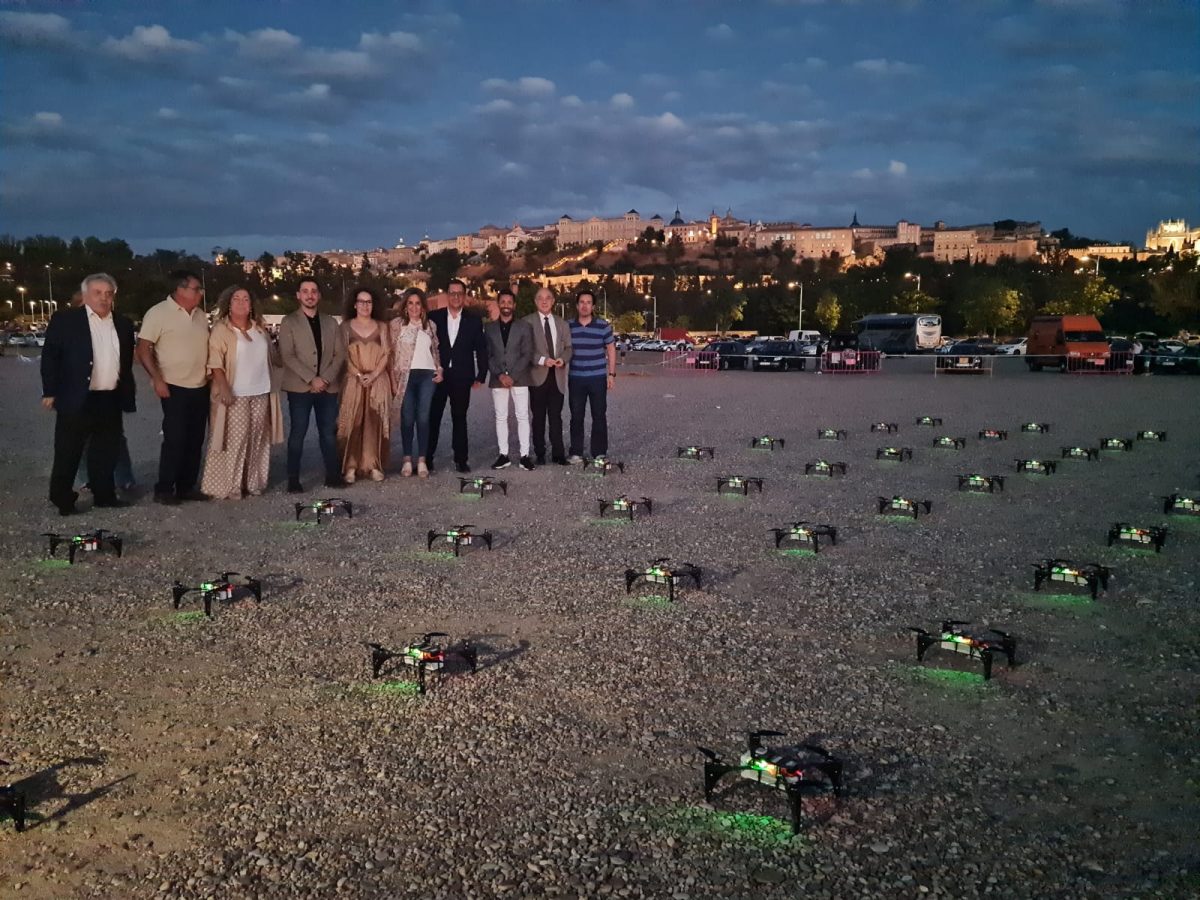 https://www.toledo.es/wp-content/uploads/2022/06/drones_1-1200x900.jpeg. Milagros Tolón asiste al espectáculo ‘Drone Light Show’ con motivo del 40 aniversario del Estatuto de Castilla-La Mancha