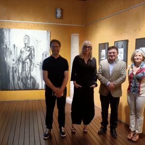 l Ayuntamiento destaca “la calidad” de la nueva propuesta artística de las Cuevas de Hércules, la exposición ‘La amante mecánica’ de Mar 