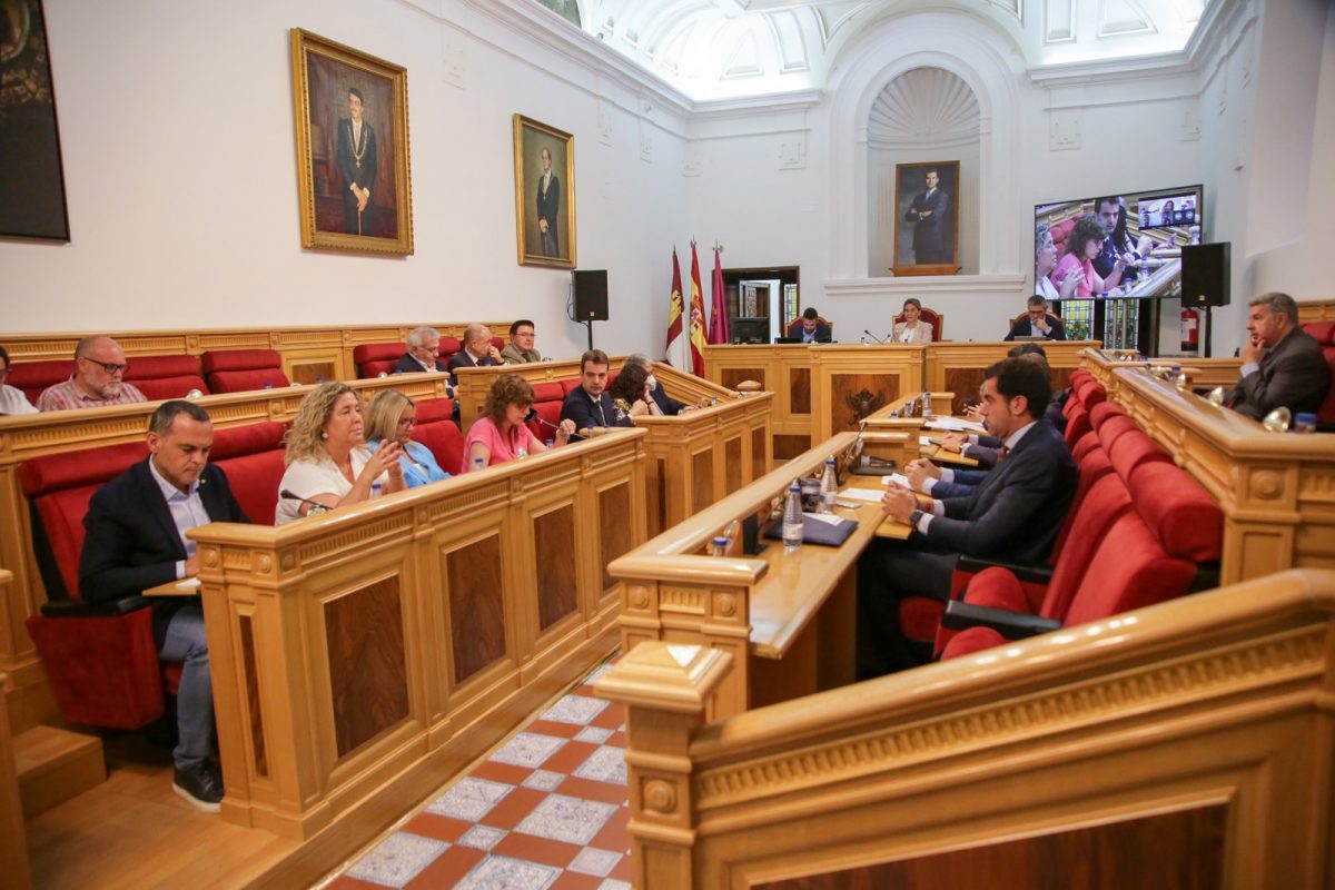 https://www.toledo.es/wp-content/uploads/2022/06/pleno_municipal_3-2-1200x800.jpg. El Pleno aprueba una moción de apoyo a la alcaldesa y otra por la celebración del Día Internacional de las personas LGTBI