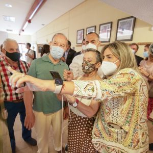 a alcaldesa y Ecoembes presentan la primera máquina ‘Reciclos’ de la ciudad que ha sido ubicada en el Centro de Mayores del Polígono