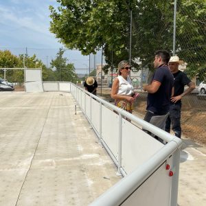 ilagros Tolón supervisa la puesta a punto de las pistas multideporte cuya mejora realiza el Ayuntamiento este verano