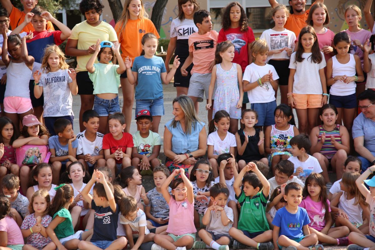 https://www.toledo.es/wp-content/uploads/2022/07/campamento_verano_13-1200x800.jpg. La alcaldesa destaca su compromiso con las políticas de infancia en la visita al campamento urbano ‘Vive la Ciencia’