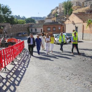 a alcaldesa visita las obras de mejora del entorno de la Puerta Nueva y anuncia nuevas inversiones para el Casco Histórico