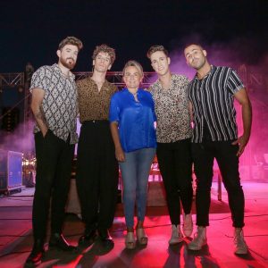 a alcaldesa comparte los minutos previos al concierto en La Peraleda con los componentes del grupo toledano ‘Veintiuno’
