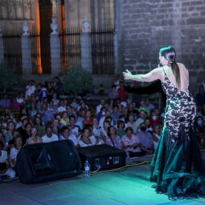 a plaza del Ayuntamiento recibe a la artista Rocío Durán y su espectáculo de copla homenaje a Rafael de León