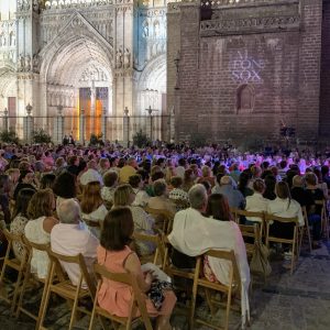 vación cerrada en la plaza del Ayuntamiento al diseñador toledano José Sánchez por su puesta en escena de ‘Resurgir’