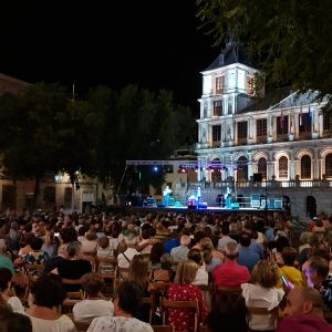 a música en directo completa la programación de la Feria y Fiestas de agosto en dos escenarios durante la noche del sábado