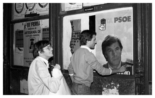 2-06 - Pegada de carteles electorales_1982-10-06