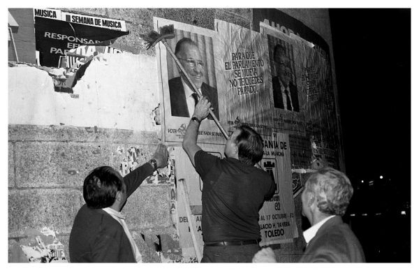 2-07 - Pegada de carteles electorales_1982-10-06