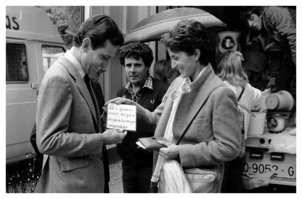 2-08 - Rafael Arias Salgado, candidato por UCD en el mercado del Martes de Toledo_1982-10-19