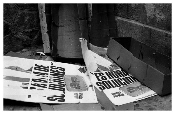 2-22 - Carteles electorales destrozados por el viento_1982-10-14