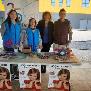 poyo del Ayuntamiento a Afanion en la mesa informativa para concienciar sobre el cáncer infantil