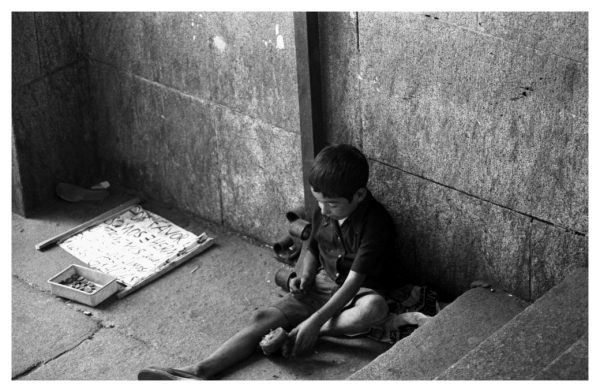 4-01 - Un niño mendigando en el Arco de la Sangre_1983-01-22