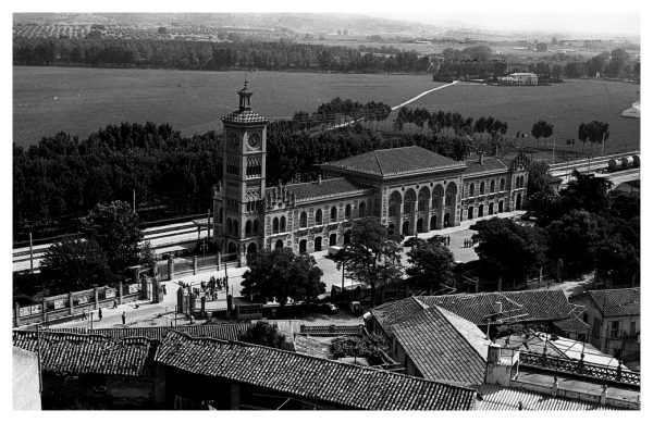 4-09 - Vista de la estación del ferrocarril y la Huerta del Rey desde el Hospital Provincial