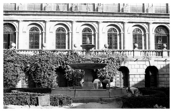 4-10 - Instalación de una fuente en la plaza del Ayuntamiento_1982-08-11