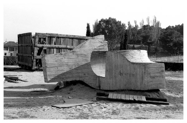 4-13 - La escultura de Chillida en el paseo de Recaredo, esperando su colocación en la plaza de Alfonso VI_1982-09-01