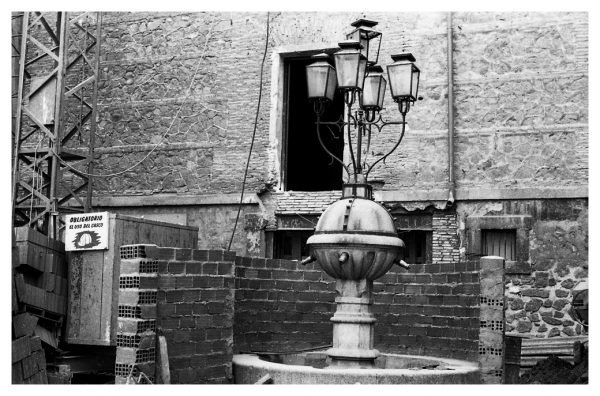 4-24 - Fuente de la plaza Mayor protegida por obras en el Hospitalito del Rey