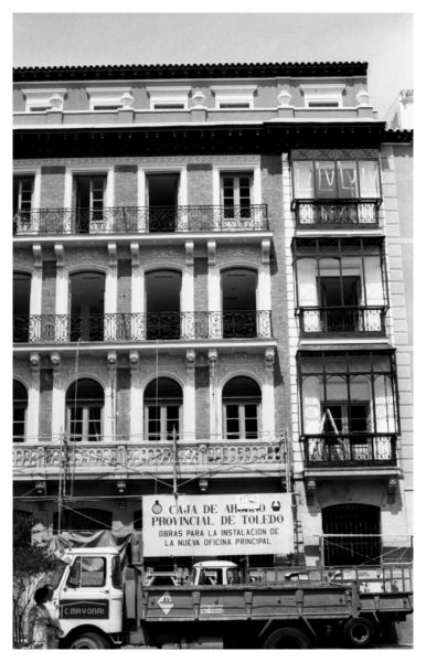 4-31 - Obras de instalación de la nueva sede de la Caja de Ahorro en la plaza de Zocodover_1982-08-26