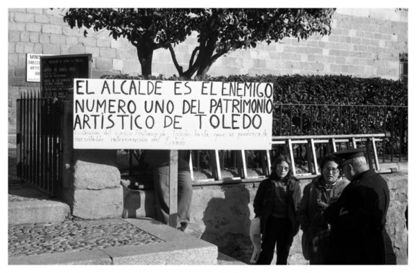 5-33 - Protesta del escultor Juan López Ballesteros por la destrucción del patrimonio_1982-11-30