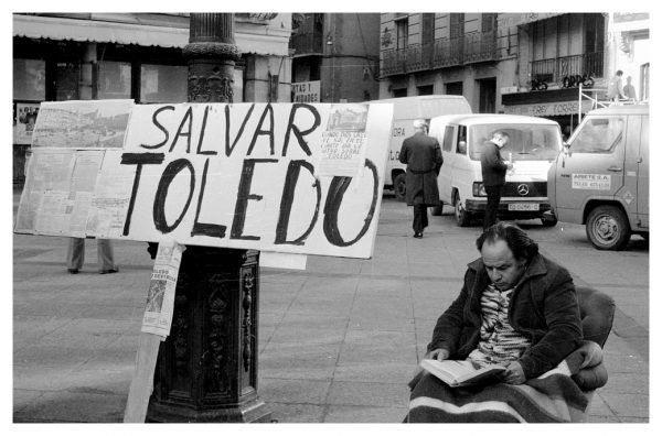 5-34 - Protesta del escultor Juan López Ballesteros en Zocodover por la destrucción del patrimonio_1983-01-17