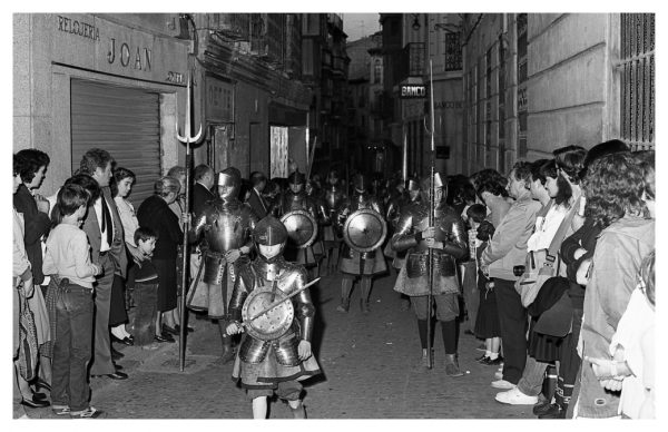 5-41 - Armados que acompañan a la Procesión del Viernes Santo_1982-04-09