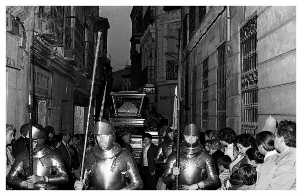 5-42 - Armados que acompañan a la Procesión del Viernes Santo_1982-04-09