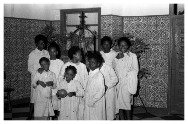 5-53 - Niñas guineanas en el colegio Medalla Milagrosa de Toledo_1982-09-28