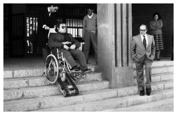 5-55 - Prueba de un salvaescaleras en el Hospital Nacional de Parapléjicos_1982-12-15