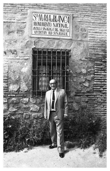 5-61 - Alberto Elmalem, sefardí, en la sinagoga de Santa María la Blanca