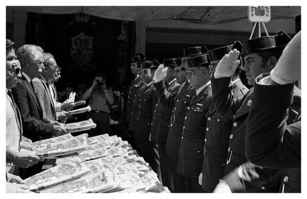 5-75 - Entrega de nuevas banderas de España a puestos de la Guardia Civil en la provincia_1982-10-12