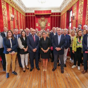 a alcaldesa da la bienvenida a representantes del grupo asesor Adade que celebra en Toledo sus XXX Jornadas