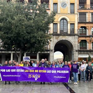 l Consejo Local de la Mujer asiste a la concentración contra la violencia machista después de tres nuevos asesinatos