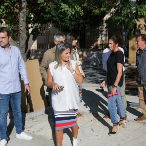 a alcaldesa visita las obras de reforma de la plaza de Azucaica que será más amplia y accesible para los vecinos