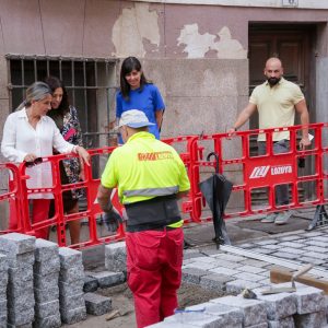 a alcaldesa avanza que Reyes Católicos reabre el próximo día 27 y destaca la inversión para mejorar el pavimento del Casco Histórico
