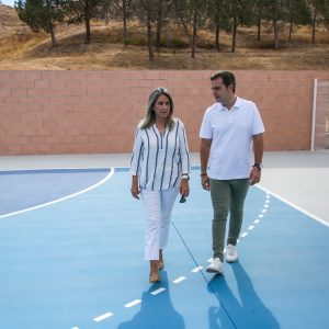 a pista deportiva exterior del pabellón de Santa Bárbara reabre tras una inversión de 100.000 euros para fomentar el deporte joven