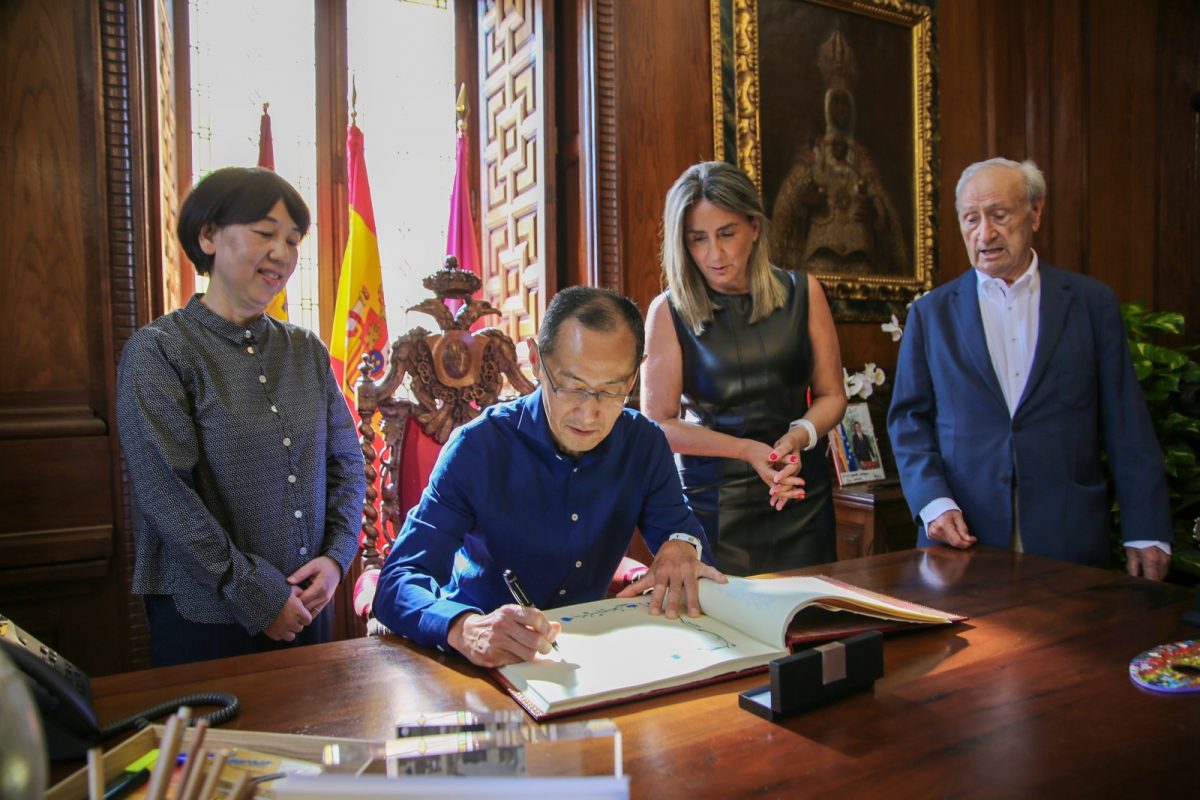 https://www.toledo.es/wp-content/uploads/2022/09/premio_nobel_12-1200x800.jpg. La alcaldesa recibe a científicos pioneros de la medicina regenerativa, como el Premio Nobel Shinya Yamanaka