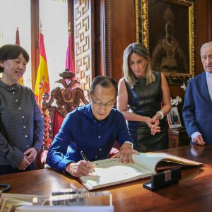 a alcaldesa recibe a científicos pioneros de la medicina regenerativa, como el Premio Nobel Shinya Yamanaka
