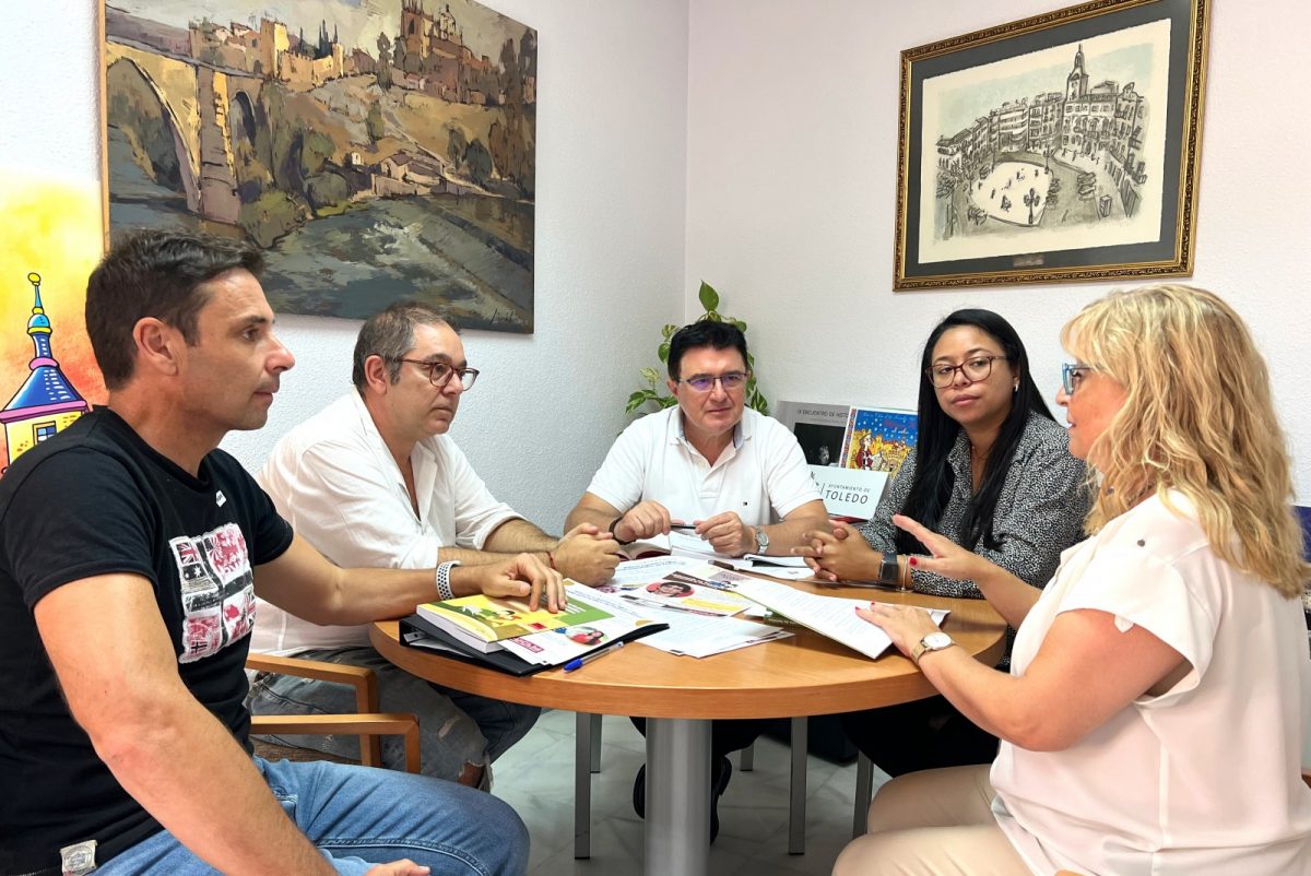 https://www.toledo.es/wp-content/uploads/2022/09/reunion-escuela-de-padres-1200x802.jpg. La ‘Escuela de Familias’ del Ayuntamiento y la UCLM retoma sus charlas con pautas sobre cómo educar a los hijos