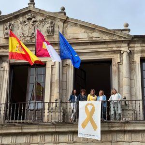 l Ayuntamiento impulsa el mes de sensibilización del cáncer infanto-juvenil que arranca con el despliegue de un lazo dorado